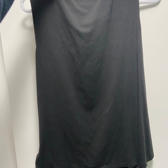 89th &Madison Black sleeveless V Neck with Lace detail - Picture 2 of 4